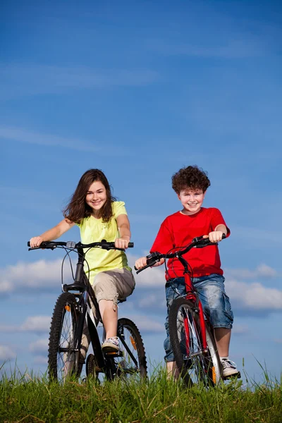 Lány és fiú kerékpározás — Stock Fotó