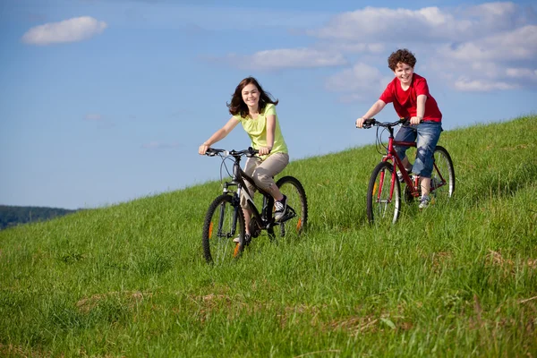 Flicka och pojke cykling — Stockfoto