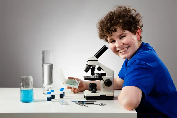 Menino examinando preparação — Fotografia de Stock