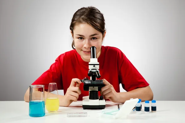 Chica examinando preparación — Foto de Stock