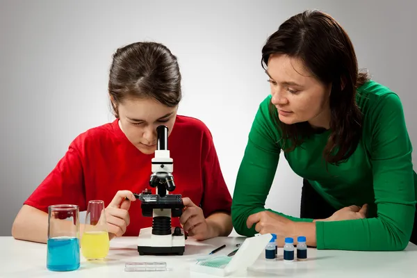 Menina examinando preparação — Fotografia de Stock