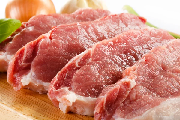 Carne de porco e produtos hortícolas crus — Fotografia de Stock