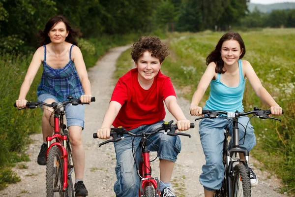 Aktiv familj cykling — Stockfoto