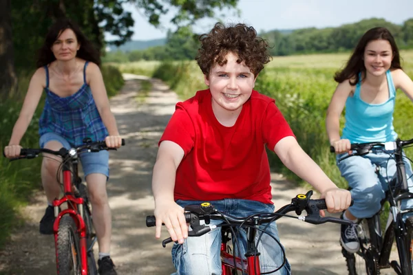 アクティブな家族の自転車に乗ること — ストック写真