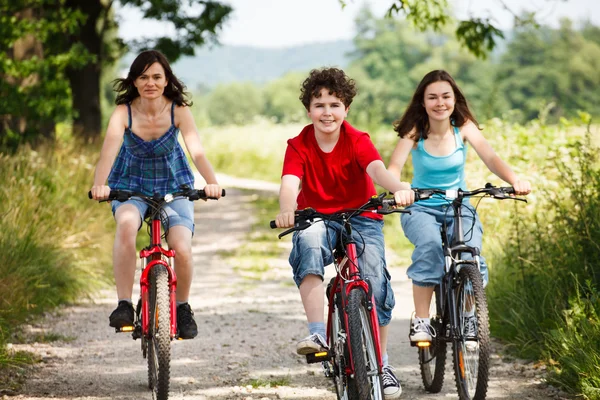 Aktiv familj cykling — Stockfoto