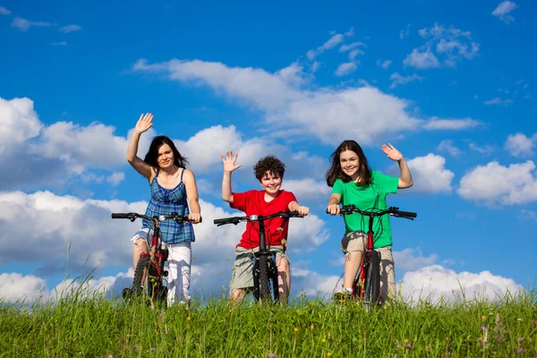 Aktiv familj cykling — Stockfoto