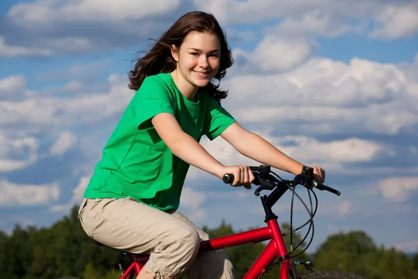 Chica joven con bicicleta — Foto de Stock