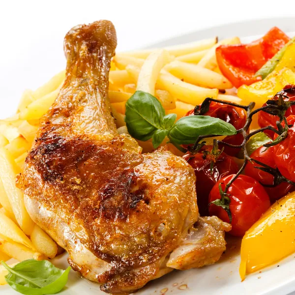Grilled chicken leg, french fries and vegetables — Stock Photo, Image