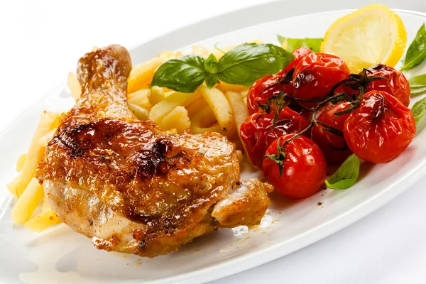 Gamba di pollo alla griglia, patatine fritte e verdure — Foto Stock