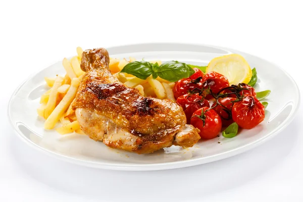 Gamba di pollo alla griglia, patatine fritte e verdure — Foto Stock