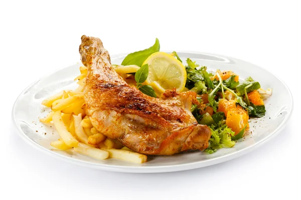 Grilled chicken leg, french fries and vegetables — Stock Photo, Image