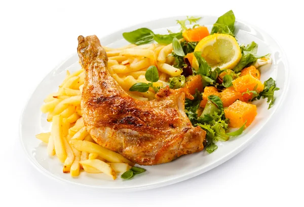Grillad Kycklingklubba, pommes och grönsaker — Stockfoto