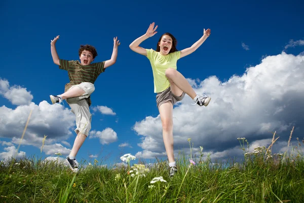 Kız ve oğlan açık koşma, atlama — Stok fotoğraf