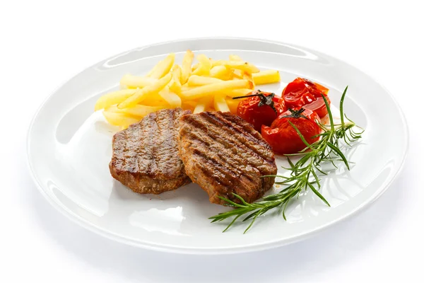 Steak grillé, frites et légumes — Photo