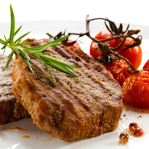Grilovaný steak a rajčat — Stock fotografie