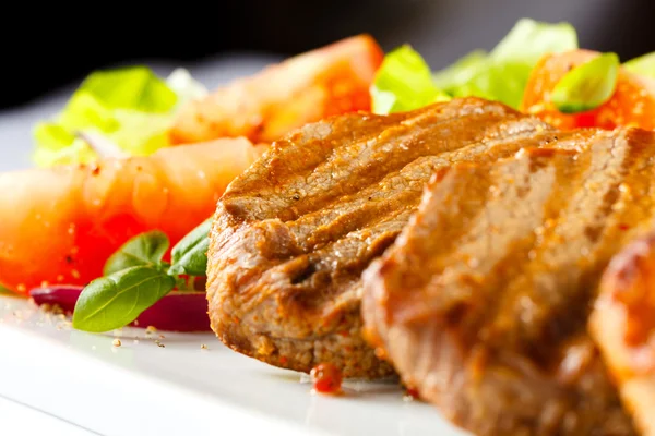 Filetes a la parrilla y ensalada de verduras — Foto de Stock