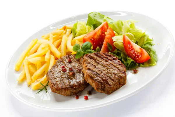 Izgara biftek, patates kızartması ve sebze. — Stok fotoğraf