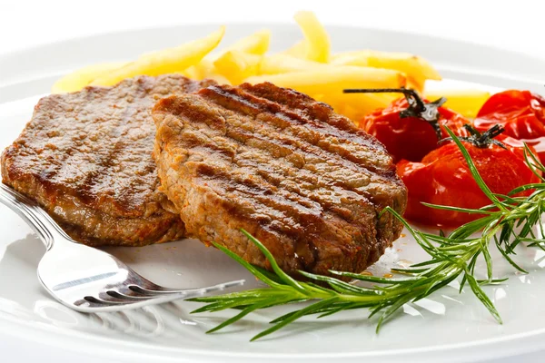 Grilovaný steak, hranolky a zelenina — Stock fotografie