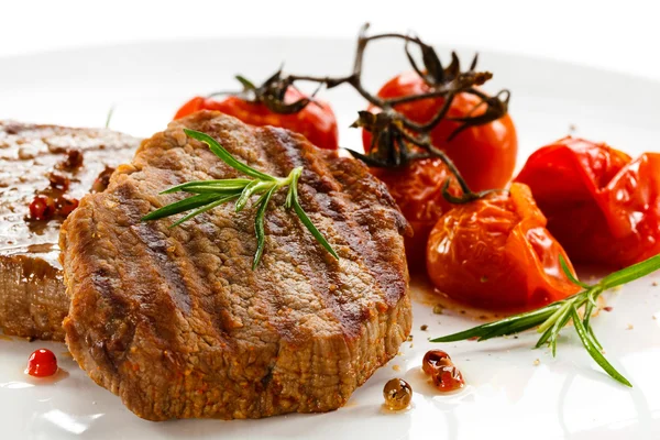 Gegrilde biefstuk en tomaten — Stockfoto