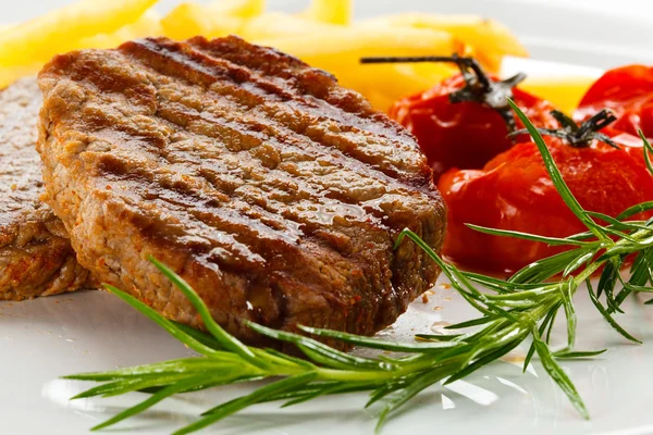 Grilovaný steak, hranolky a zelenina — Stock fotografie