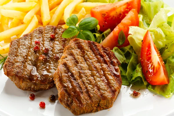 Grilled steak, French fries and vegetables — Stock Photo, Image