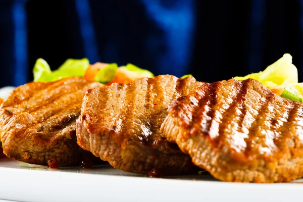 Filetes a la parrilla y ensalada de verduras —  Fotos de Stock