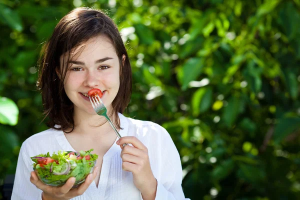 Meisje eet groentesalade — Stockfoto