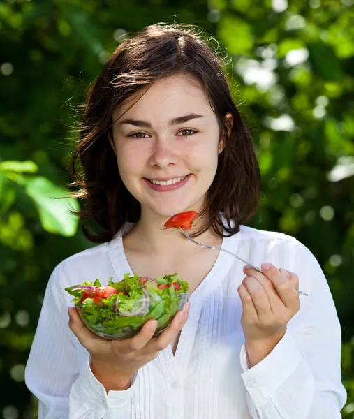 Девушка ест овощной салат — стоковое фото