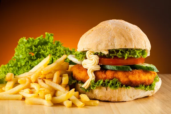 Velký hamburger a hranolky — Stock fotografie