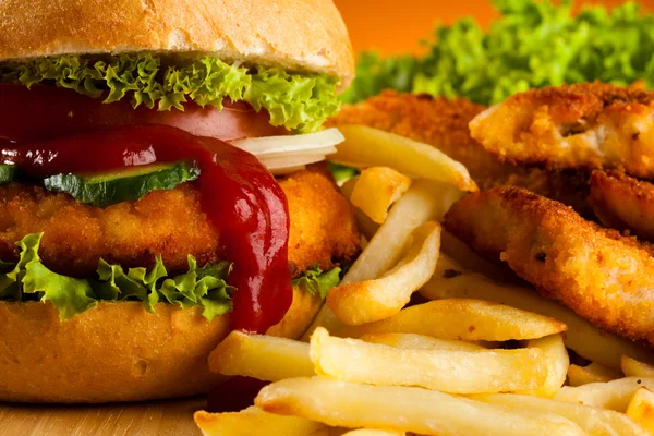 Hamburguesa grande, nuggets de pollo y papas fritas — Foto de Stock