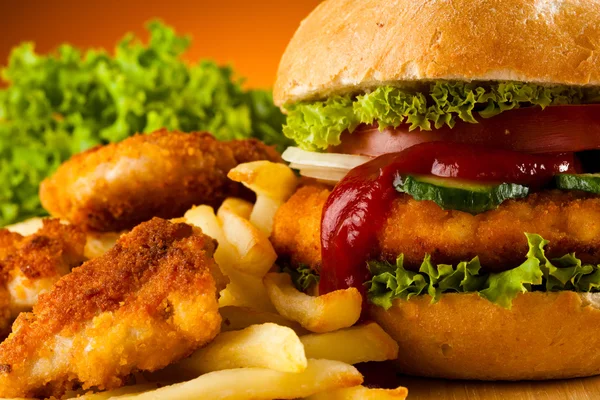 Duży hamburger, nuggets z kurczaka i frytki — Zdjęcie stockowe