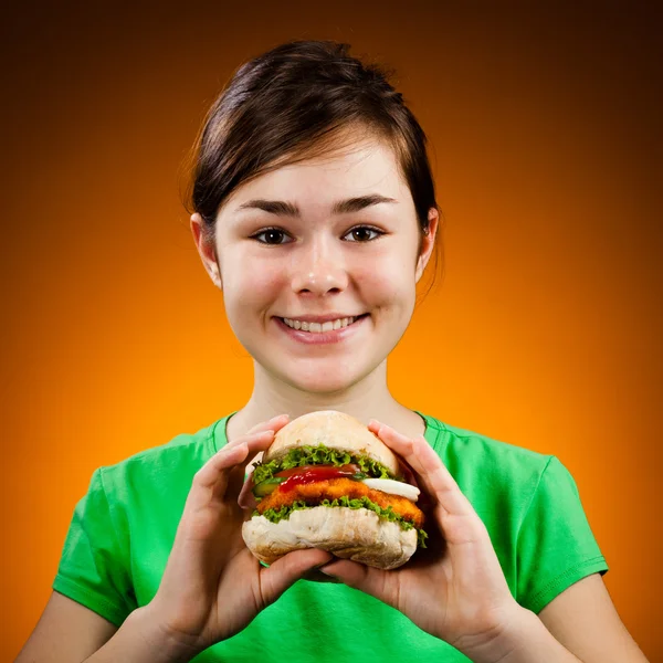 Menina comendo sanduíche grande — Fotografia de Stock