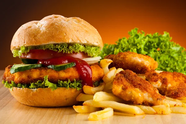 Velký hamburger, kuřecí nugetky a hranolky — Stock fotografie