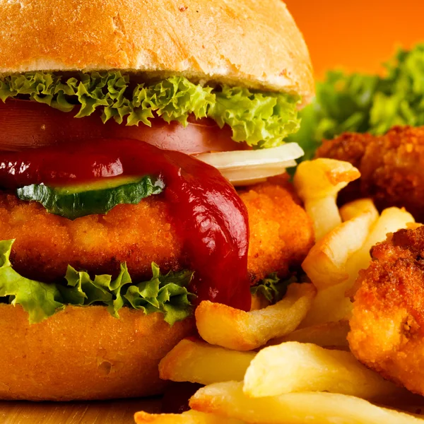 Hambúrguer grande, nuggets de frango e batatas fritas — Fotografia de Stock