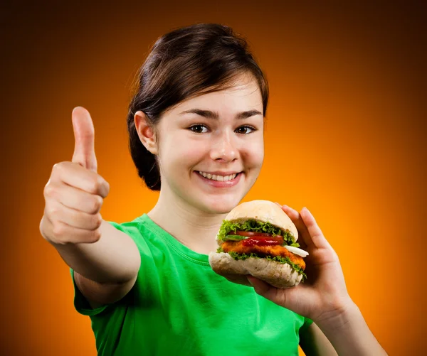 Menina comendo sanduíche grande — Fotografia de Stock