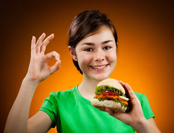 Menina comendo sanduíche grande — Fotografia de Stock