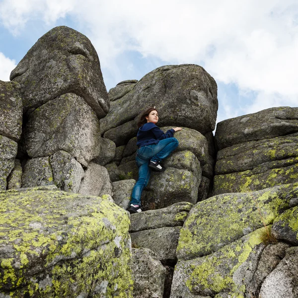 Chica escalando montañas —  Fotos de Stock