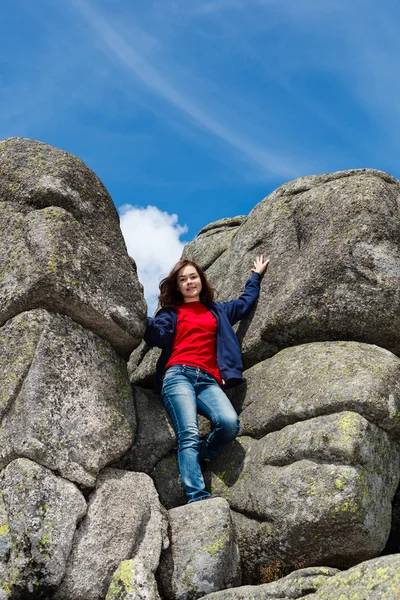 Meisje klimmen bergen — Stockfoto