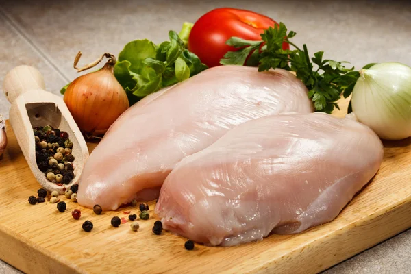 Rå kyckling bröst på skärbräda — Stockfoto