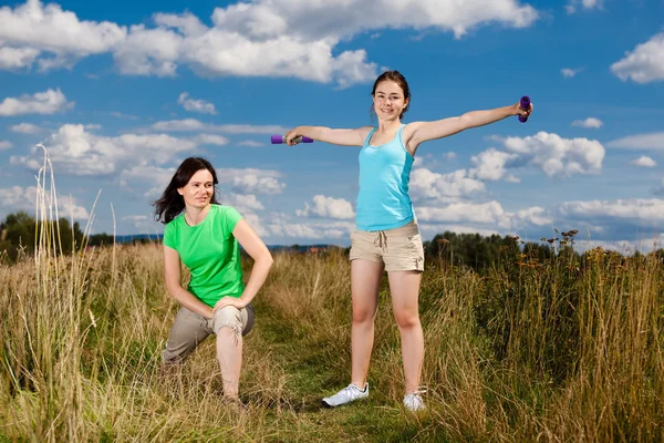 Frauen laufen, springen im Freien — Stockfoto