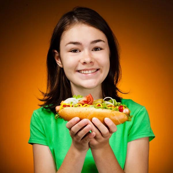 Mädchen isst große Sandwiches — Stockfoto