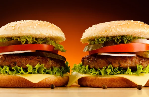 Dvě velké hamburgery — Stock fotografie