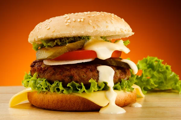 Großer Hamburger — Stockfoto