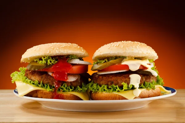 Twee grote hamburgers — Stockfoto