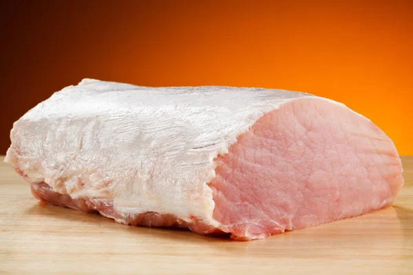 Cerdo crudo en tabla de cortar y verduras — Foto de Stock