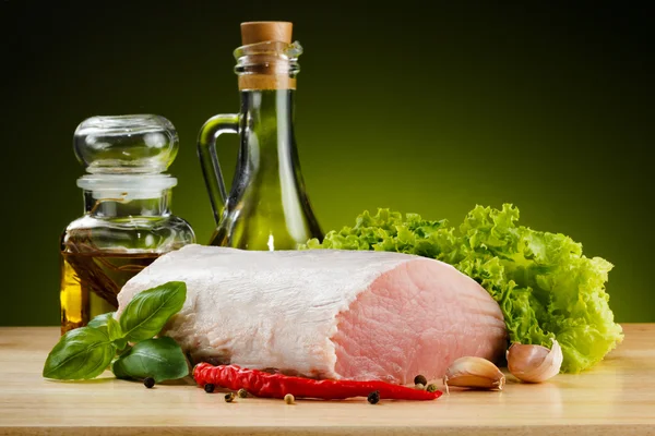 Сырая свинина на доске и овощах — стоковое фото