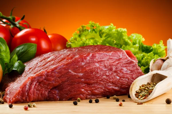 Çiğ et ve sebze kesme tahtası üzerinde — Stok fotoğraf