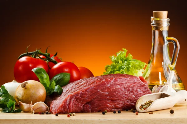 Rohes Rindfleisch und Gemüse am Schneidebrett — Stockfoto