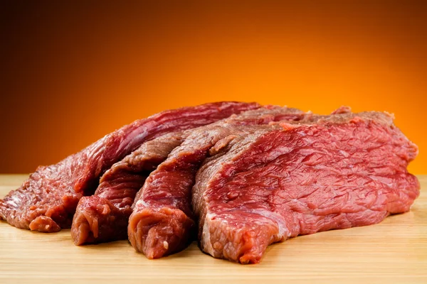 Raw beef on cutting board — Stock Photo, Image