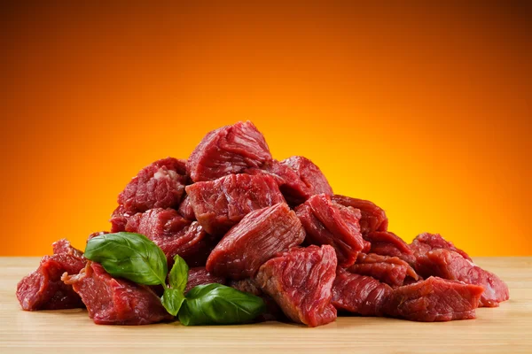 Raw beef on cutting board — Stock Photo, Image